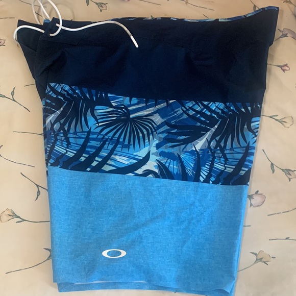 Oakley board shorts - Picture 3 of 4